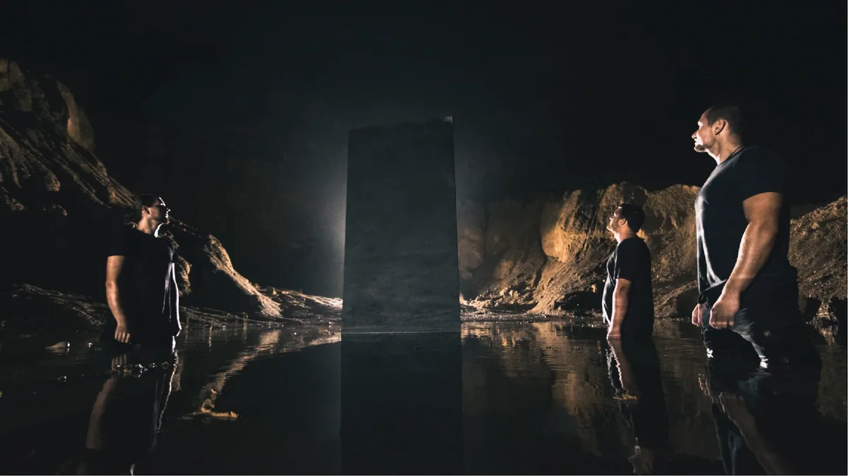 Hlavný banner kapely LØAN s filmovou scénou, členmi kapely a výraznou atmosférou