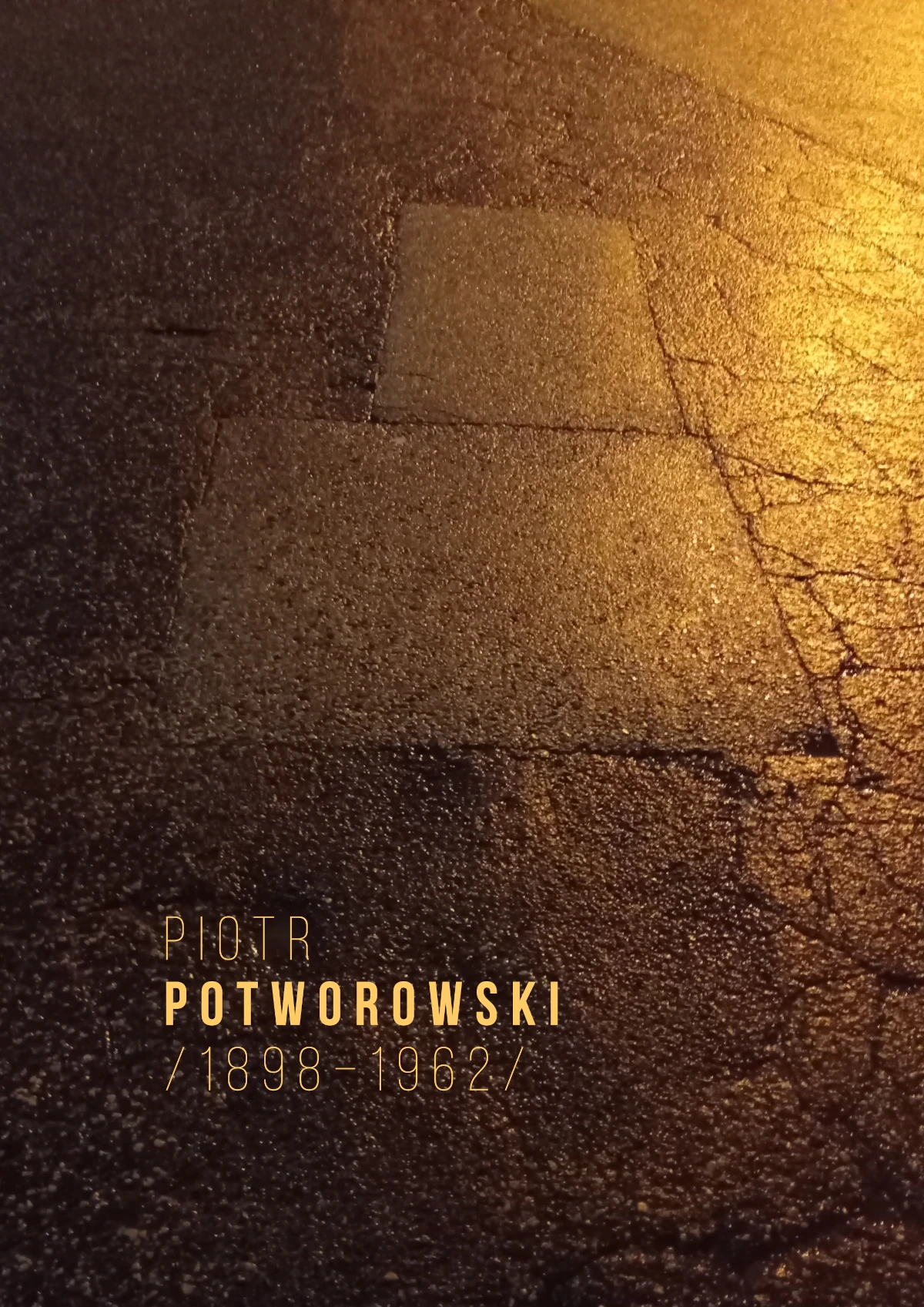 Poster Piotr Potworowski s nočnou fotografiou dlažby a žltou typografiou