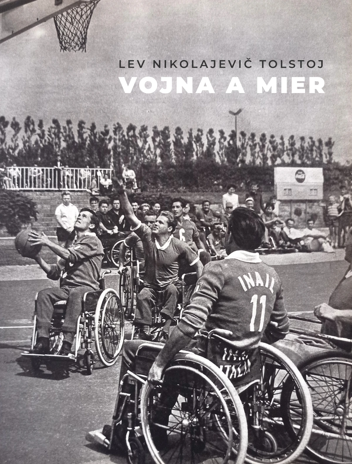 Poster Vojna a mier s historickou športovou fotografiou a bielou typografiou